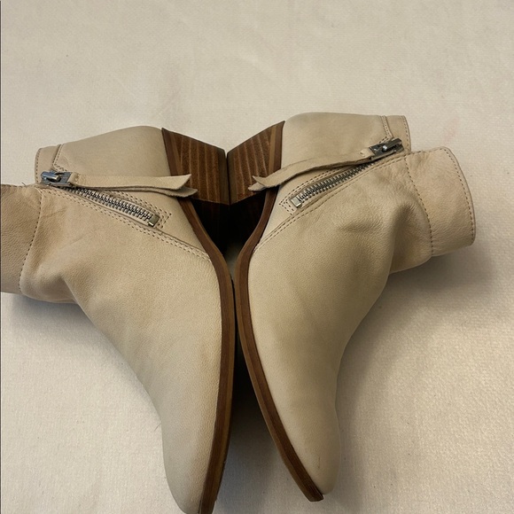 Sam Edelman Packer Leather Ankle Boots in a light Beige color. Size 5.5 - Picture 7 of 14